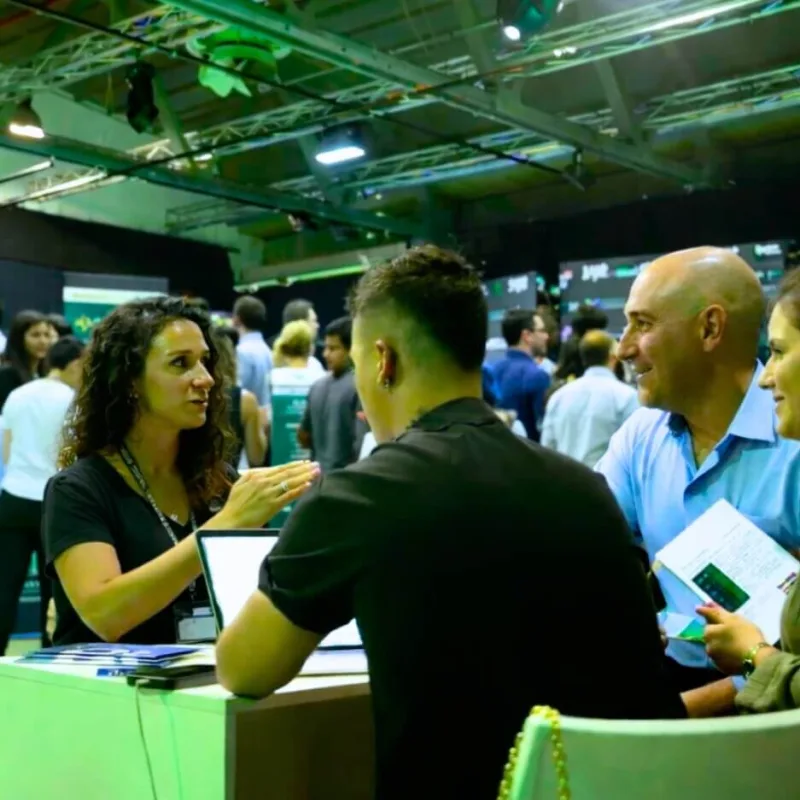 Uno stand partner con i visitatori