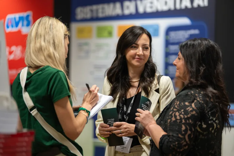 Conversazioni allo stand di un partner